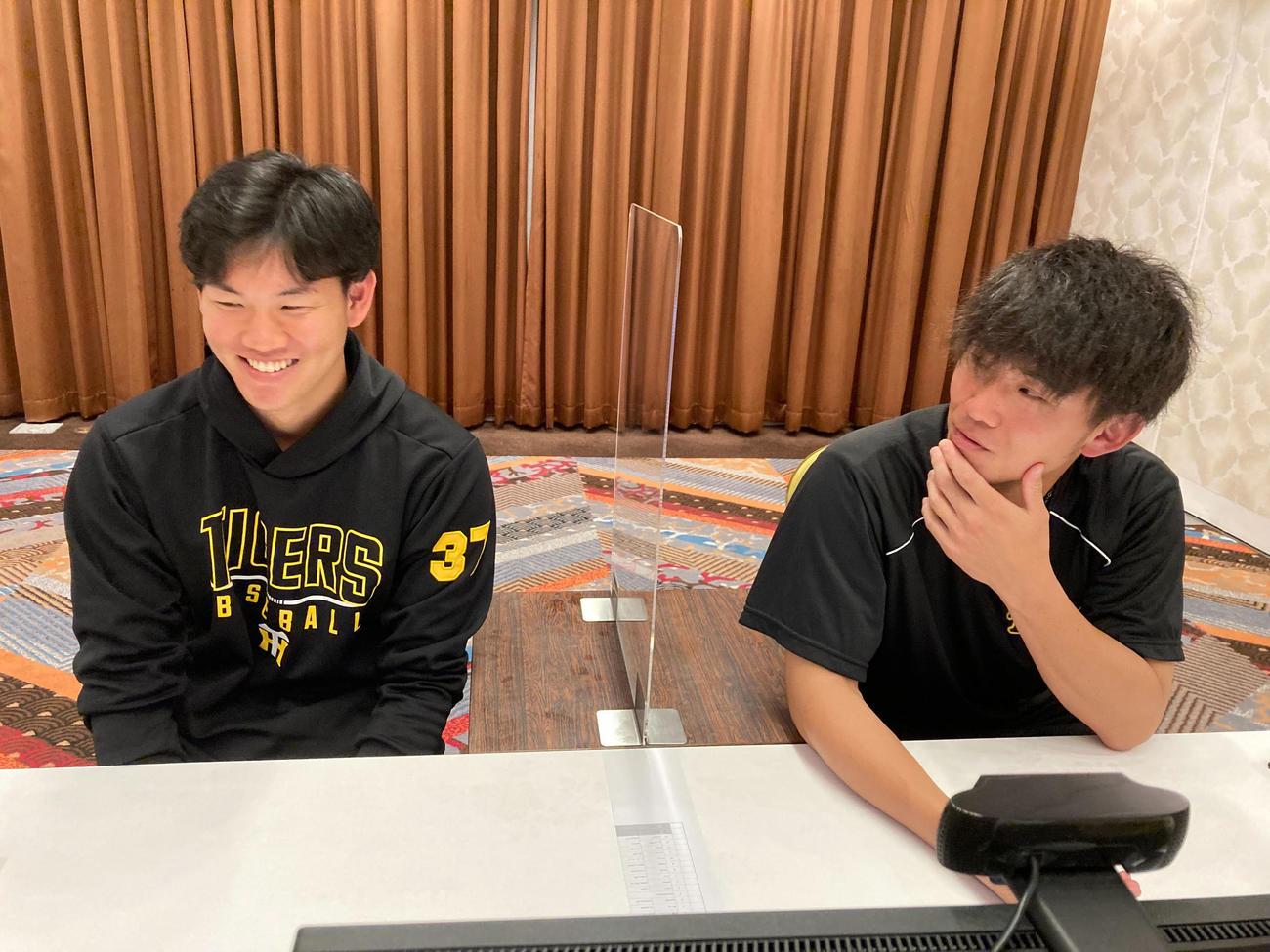 「オンラインTORACOミーティング」に参加した及川（左）と伊藤将（球団提供）