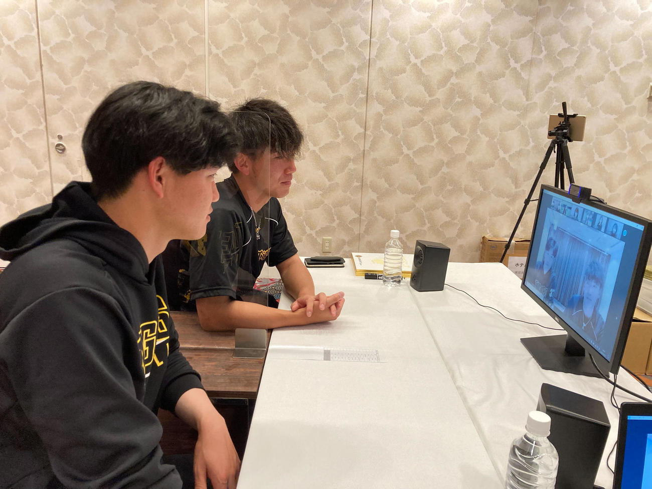 「オンラインTORACOミーティング」に参加した及川（左）と伊藤将（球団提供）