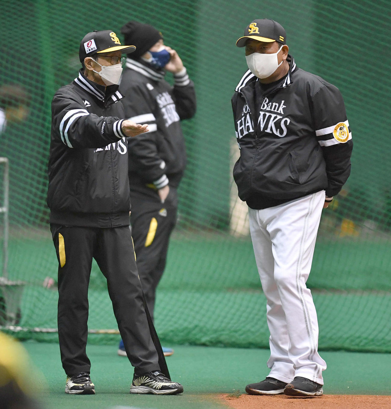 藤本博史監督（右）と話す王貞治球団会長（撮影・岩下翔太）
