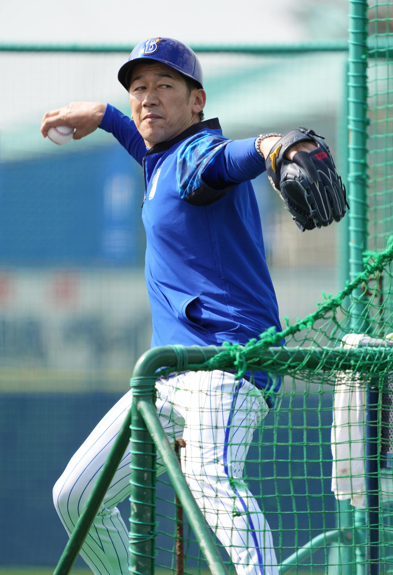 フリー打撃で打撃投手を務める三浦大輔監督（2022年2月1日）