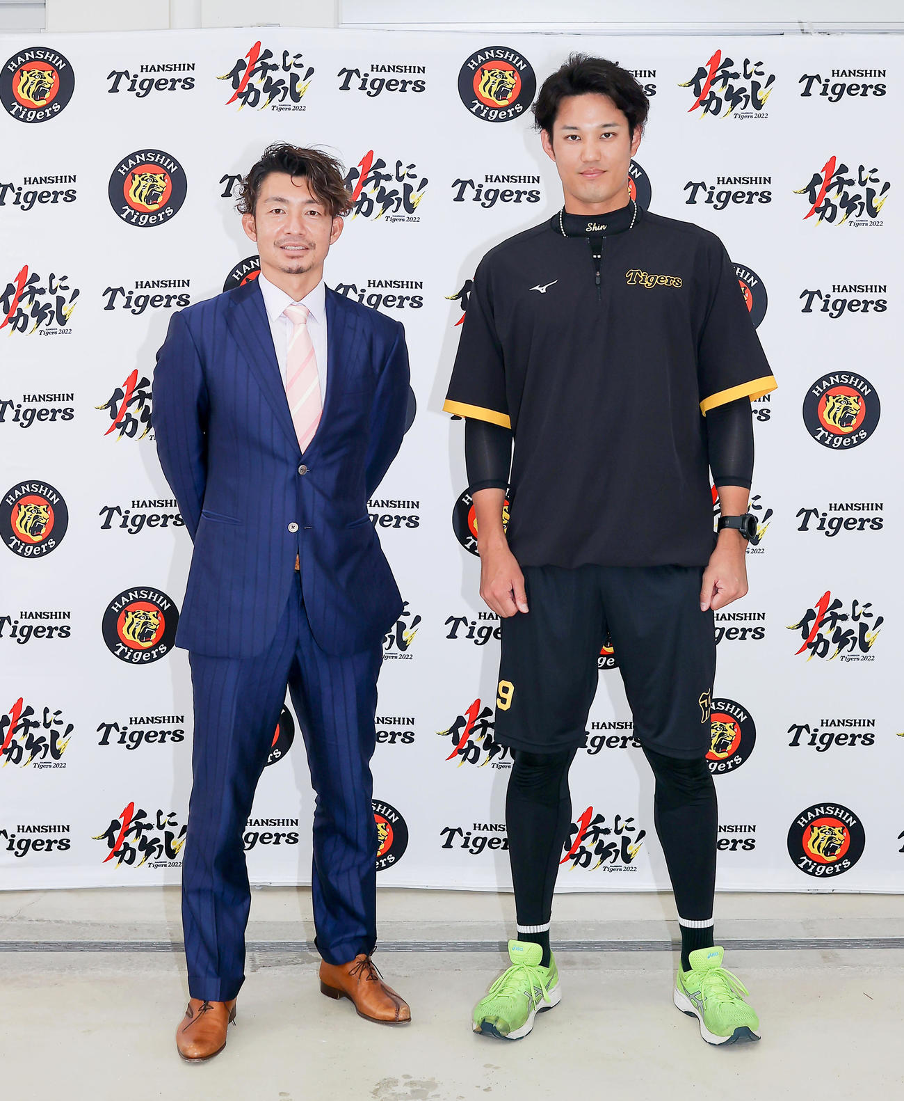 本紙評論家の鳥谷氏（左）と対談した藤浪（撮影・上山淳一）※撮影時のみマスクを外しています