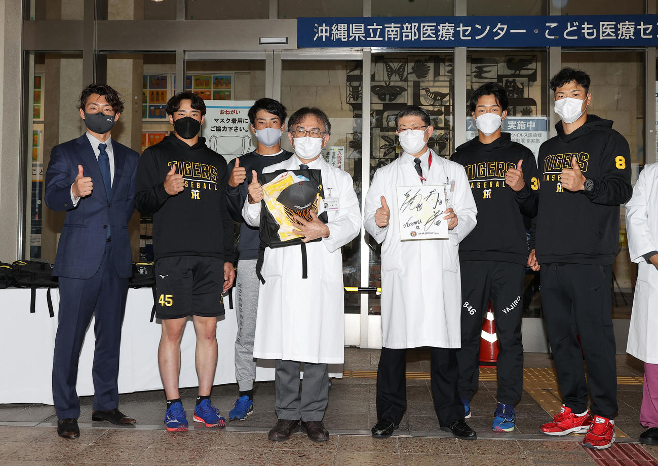 こども医療センターを訪問し笑顔で記念撮影に納まる、左から阪神OBの鳥谷氏、遠藤、高寺、和氣院長、福里副院長、小幡、佐藤輝（代表撮影）