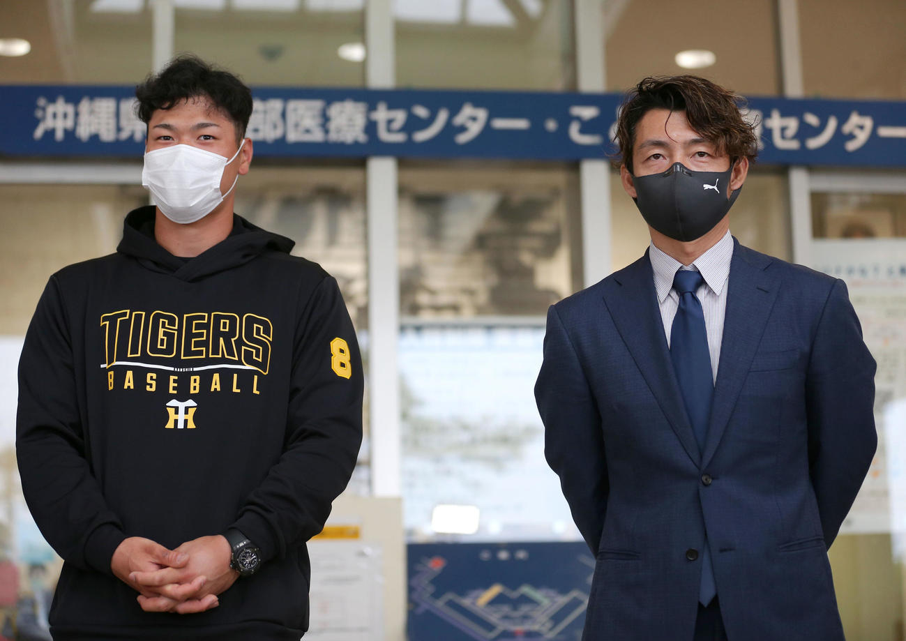 こども医療センターの訪問活動を終え、報道陣に話す佐藤輝（左）と阪神OBの鳥谷氏（代表撮影）