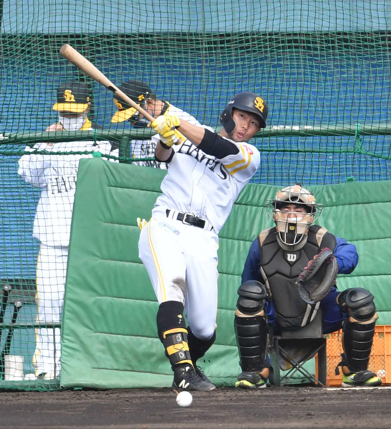 10日、フリー打撃を行う中村晃