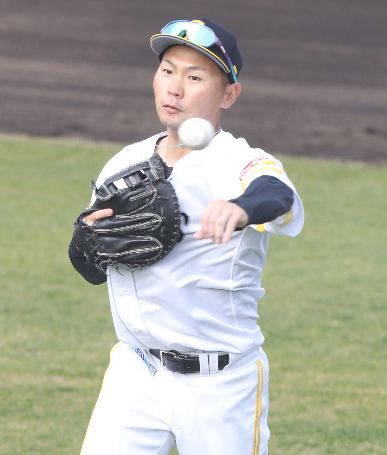 1日、キャッチボールをする中村晃