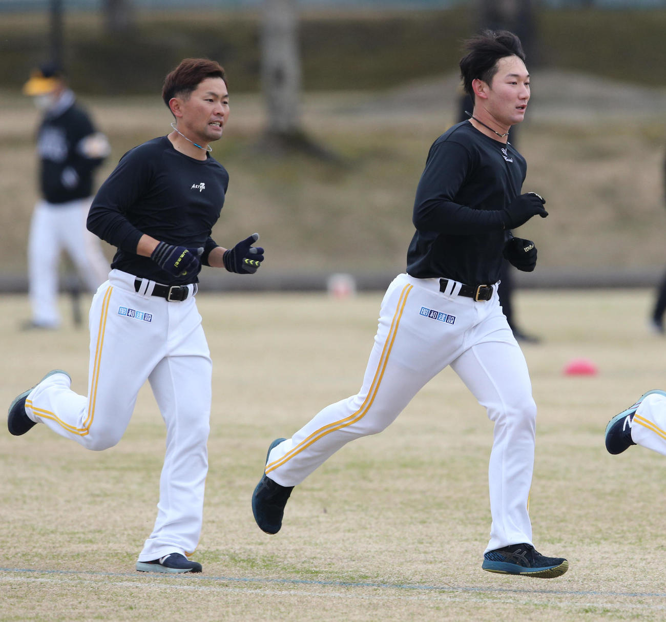 6分間走で汗を流す中村晃。右は正木（2022年2月3日）