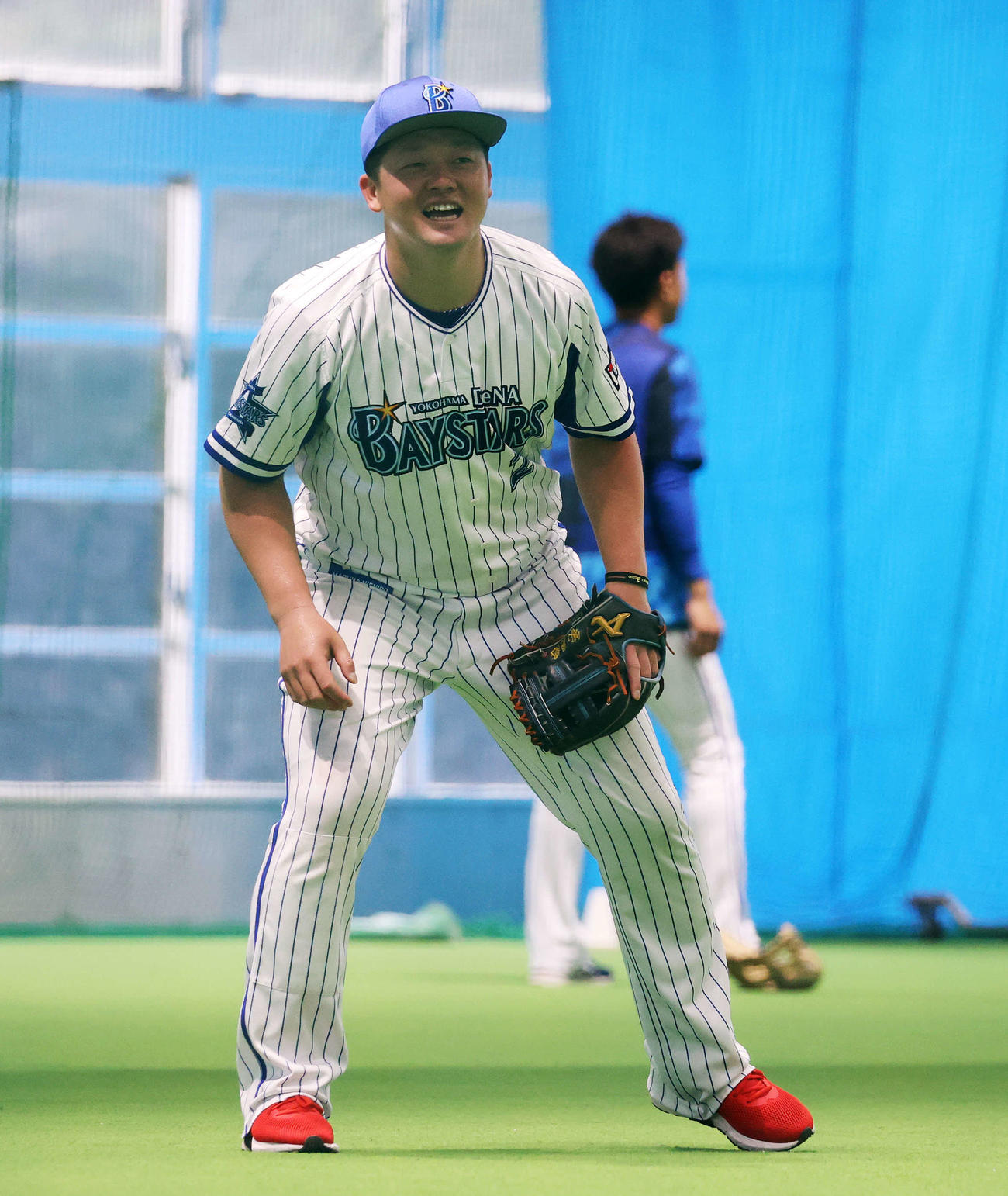 ノック中、笑顔を見せるDeNA牧（撮影・鈴木正人）
