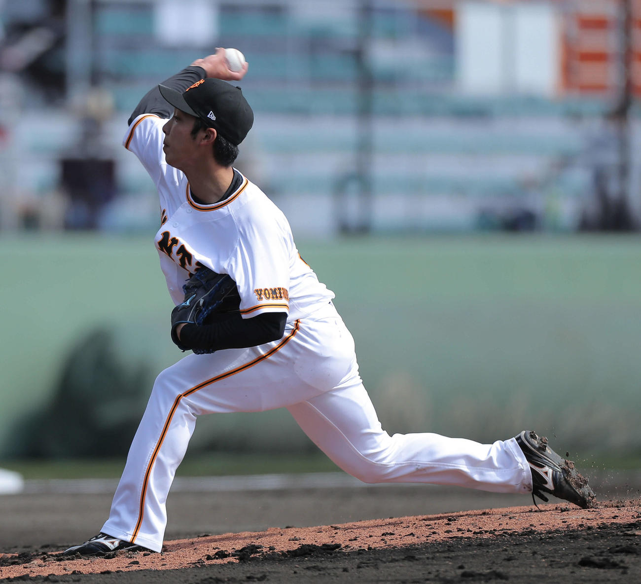 巨人対日本ハム　3回表、巨人2番手で登板する巨人赤星（撮影・河田真司）