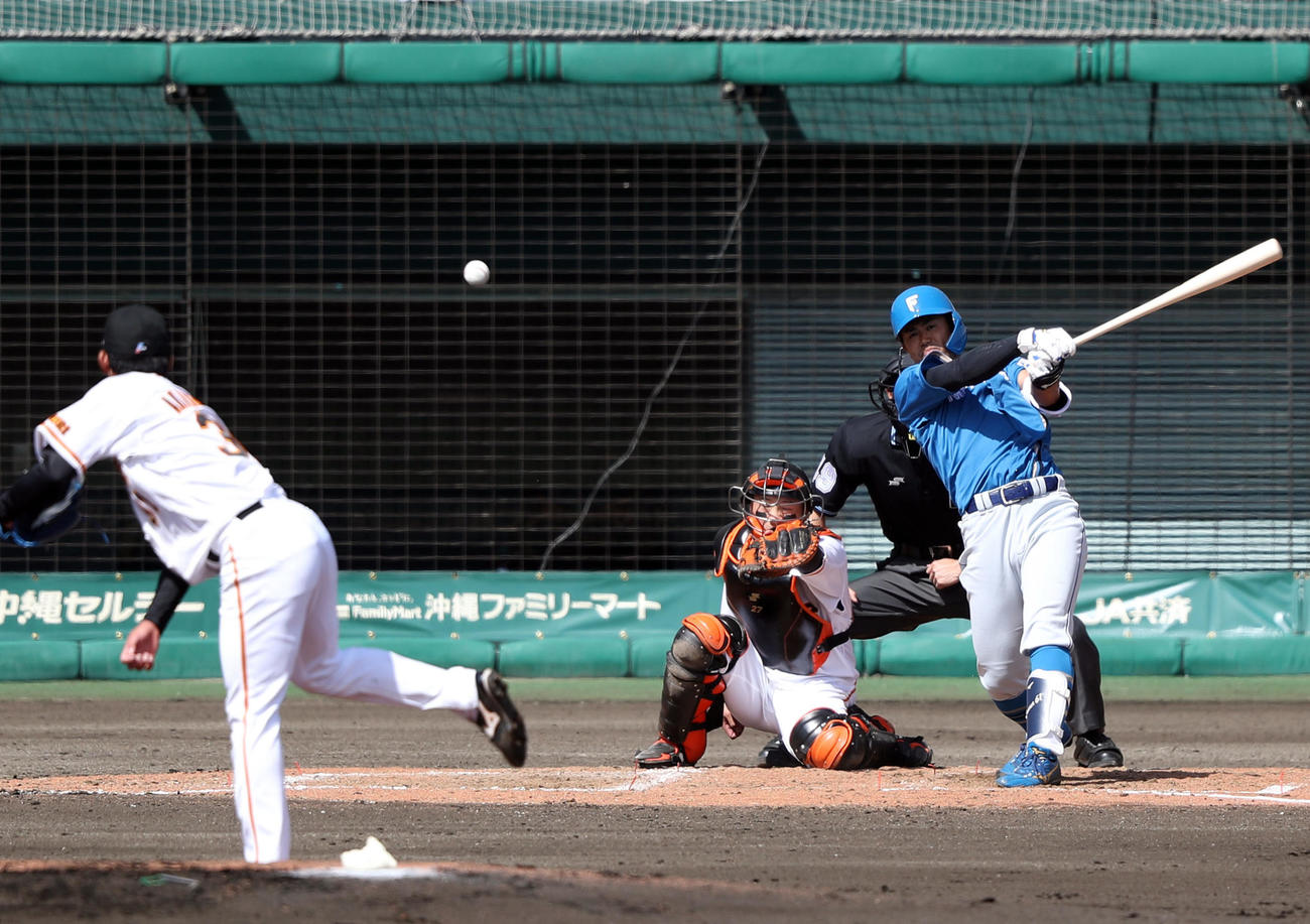 巨人対日本ハム　4回表日本ハム無死、二塁打を放つ今川。投手赤星（撮影・狩俣裕三）