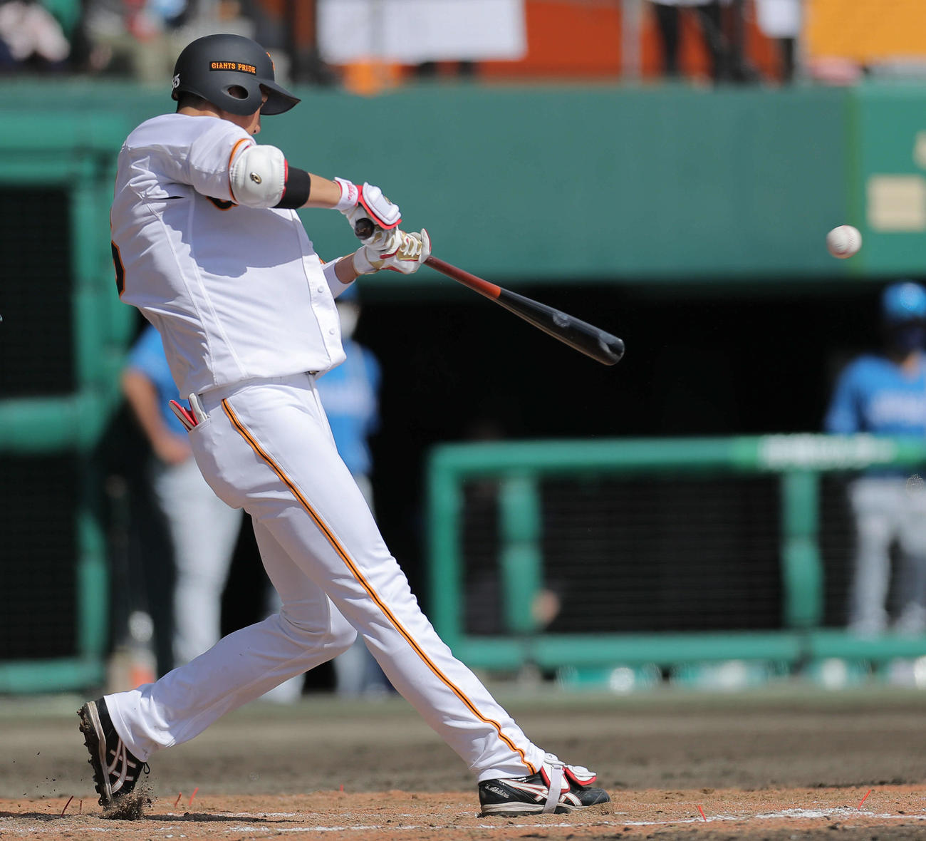 巨人対日本ハム　4回裏巨人1死一塁、左前打を放つ秋広（撮影・河田真司）