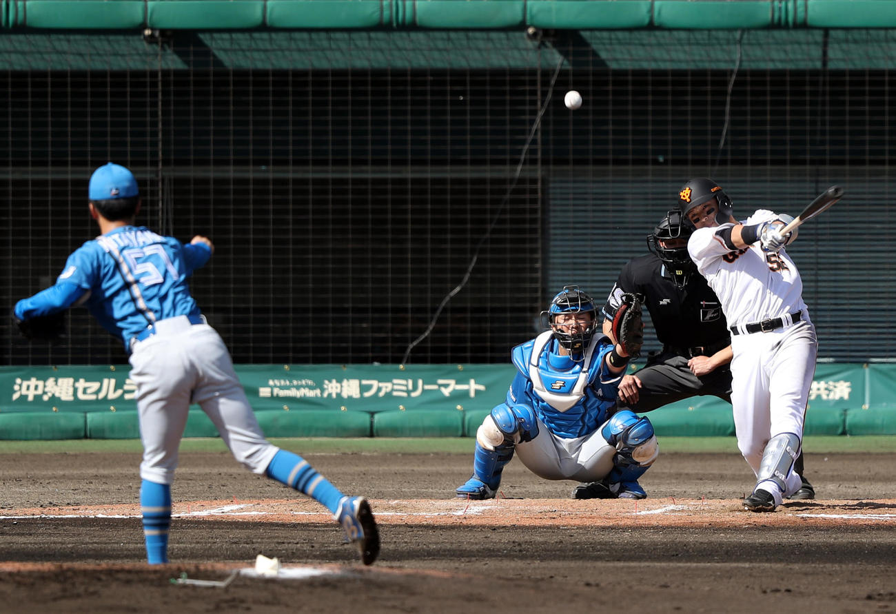 巨人対日本ハム　6回裏巨人1死一、二塁、中前打を放つ北村。投手北山（撮影・狩俣裕三）