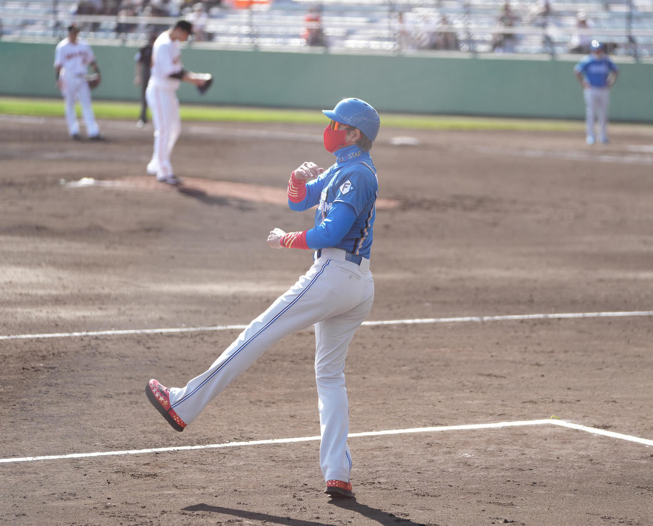 巨人対日本ハム　8回表、三塁コーチを務める日本ハム新庄監督（撮影・鈴木みどり）