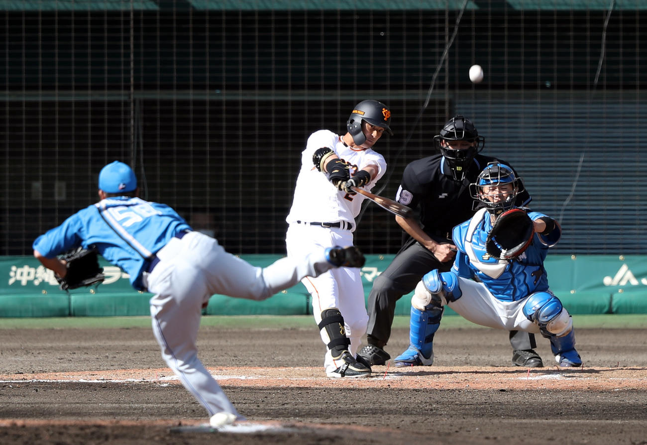 巨人対日本ハム　7回裏巨人無死二、三塁、犠飛を放つ吉川。投手谷川（撮影・狩俣裕三）