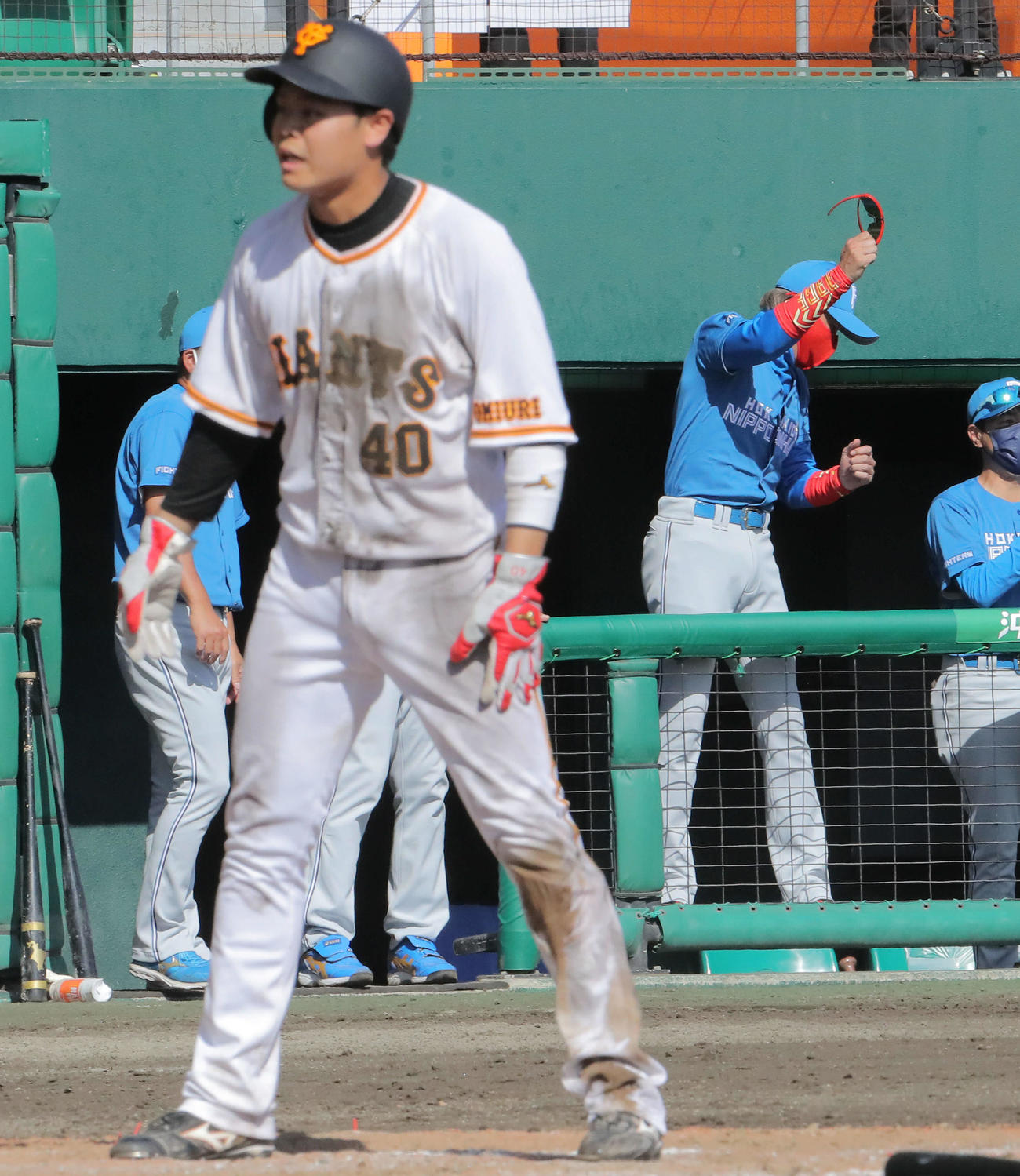 巨人対日本ハム　7回裏巨人1死三塁、八百板の二ゴロで中山（手前）が生還を試みも失敗し、ガッツポーズする新庄監督（撮影・河田真司）