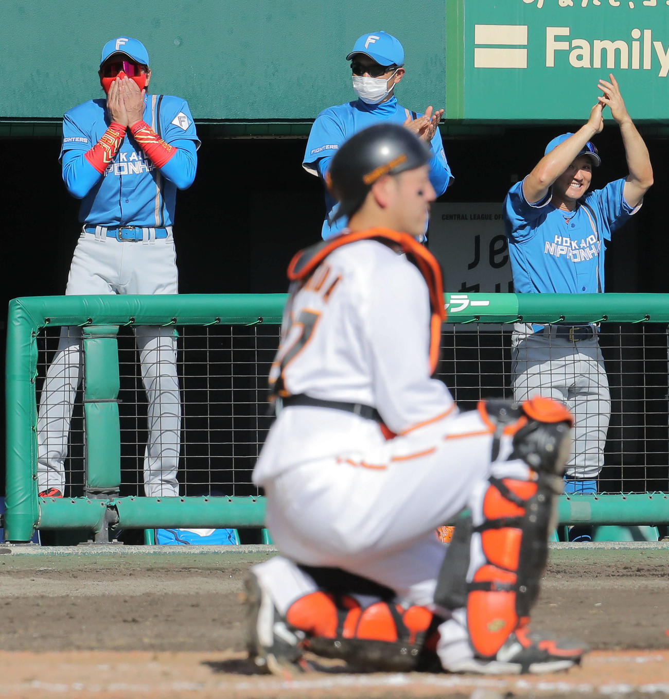 巨人対日本ハム　9回表日本ハム1死一、二塁、水野の勝ち越しの適時二塁打で、両手を口元に合わせる新庄監督（左）（撮影・河田真司）