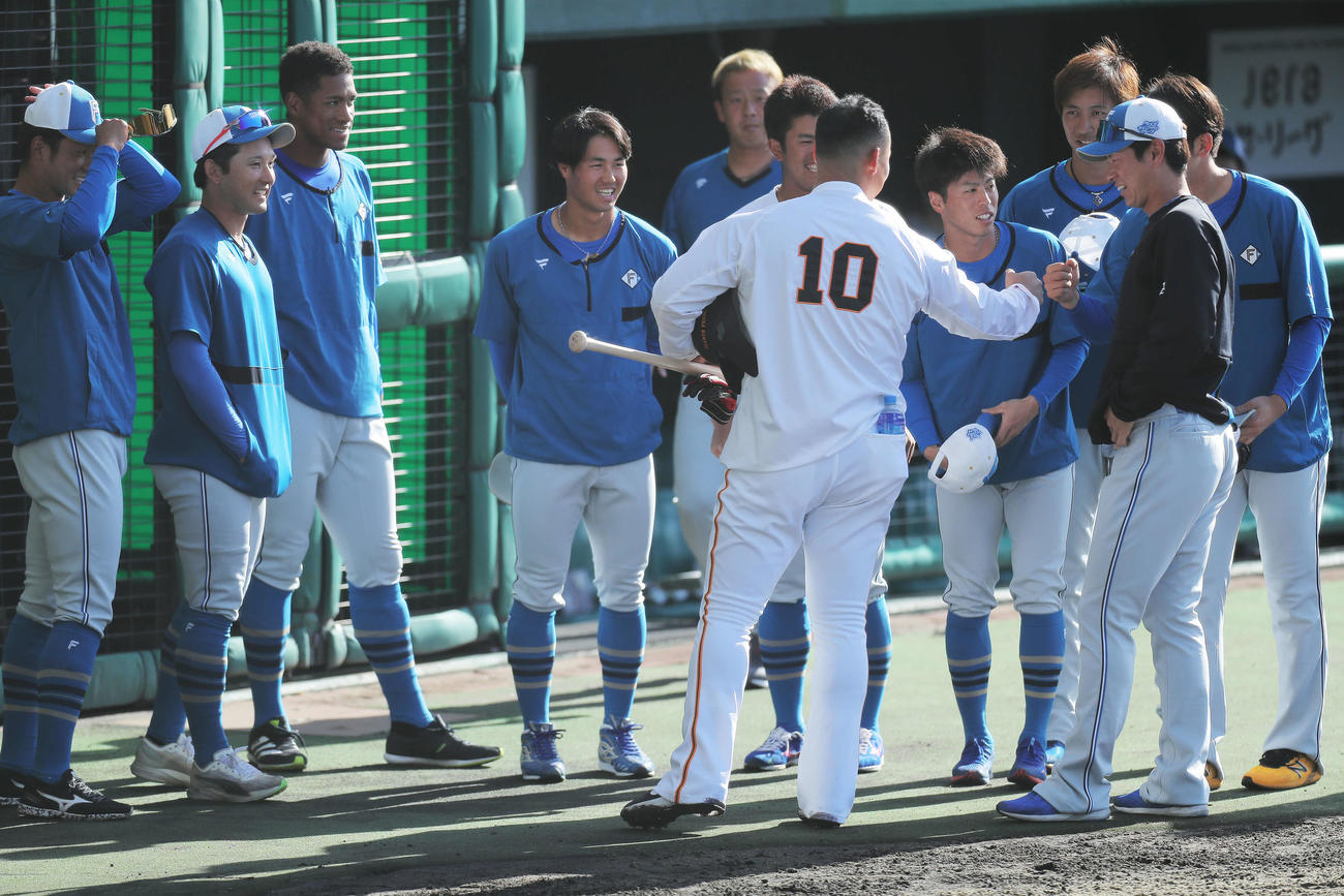 日本ハムの選手にあいさつする巨人中田（撮影・河田真司）
