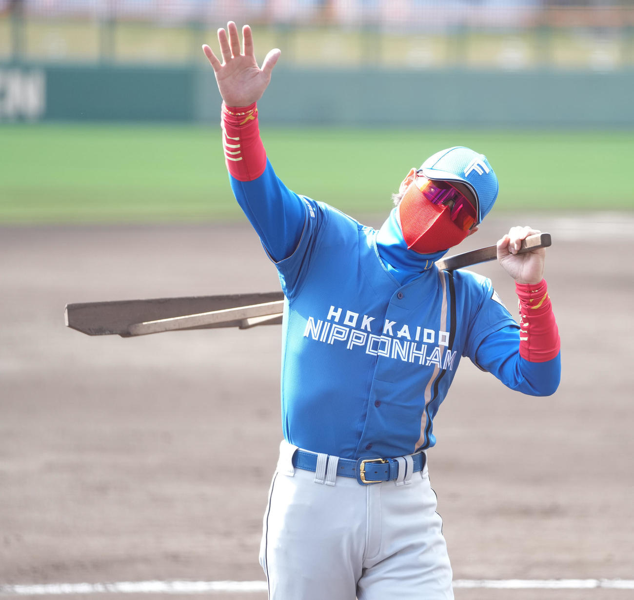 練習試合前、ファンに手を振る日本ハム新庄監督（撮影・鈴木みどり）