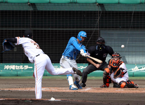 巨人対日本ハム　3回表日本ハム1死一、二塁、2点適時二塁打を放つ石井。投手赤星（撮影・狩俣裕三）