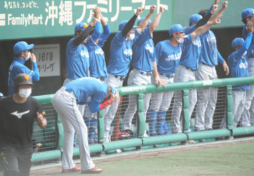 巨人対日本ハム　3回表日本ハム1死一、二塁、石井の左2点適時二塁打で盛り上がるベンチとなぜか頭を抱える新庄監督（手前）（撮影・鈴木みどり）