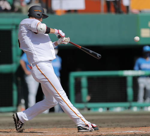 巨人対日本ハム　4回裏巨人1死一塁、左前打を放つ秋広（撮影・河田真司）
