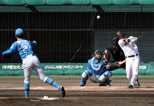 巨人対日本ハム　6回裏巨人1死一、二塁、中前打を放つ北村。投手北山（撮影・狩俣裕三）