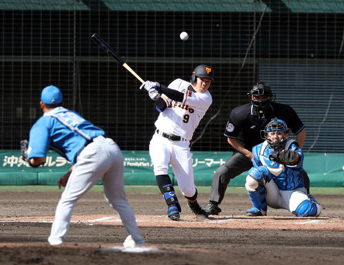 巨人対日本ハム　7回裏巨人無死、中前打を放つ松原。投手谷川（撮影・狩俣裕三）