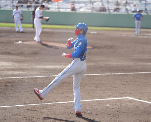 巨人対日本ハム　8回表、三塁コーチを務める日本ハム新庄監督（撮影・鈴木みどり）