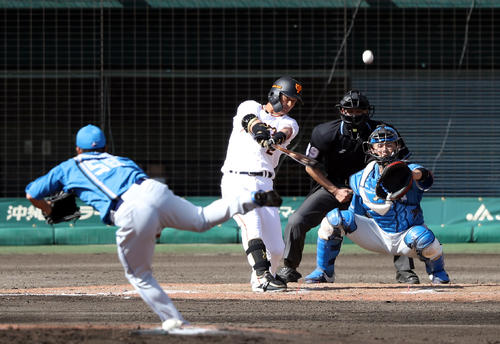巨人対日本ハム　7回裏巨人無死二、三塁、犠飛を放つ吉川。投手谷川（撮影・狩俣裕三）