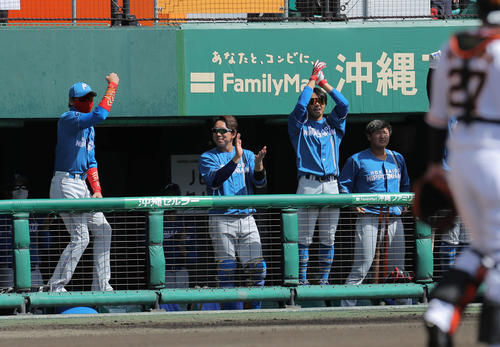 巨人対日本ハム　1回表日本ハム無死、野村が右前打を放ち、ベンチでガッツポーズする新庄監督（撮影・河田真司）