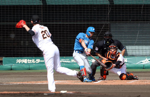 巨人対日本ハム　1回表日本ハム1死一、三塁、適時内野安打を放つ五十幡。投手戸郷（撮影・狩俣裕三）