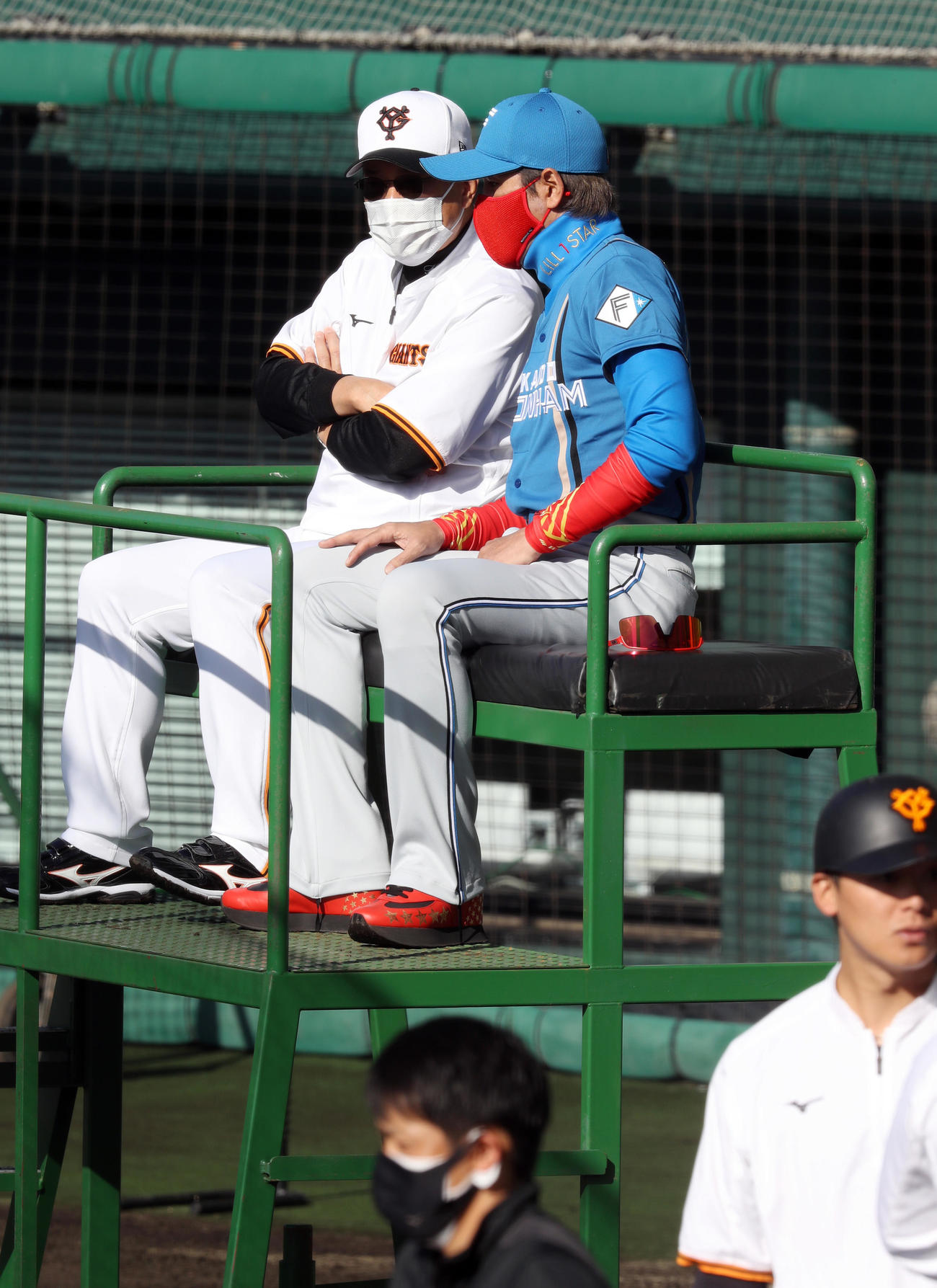 練習試合　巨人対日本ハム　試合前、原監督（左）に促され、原タワーで談笑する新庄監督（撮影・狩俣裕三）