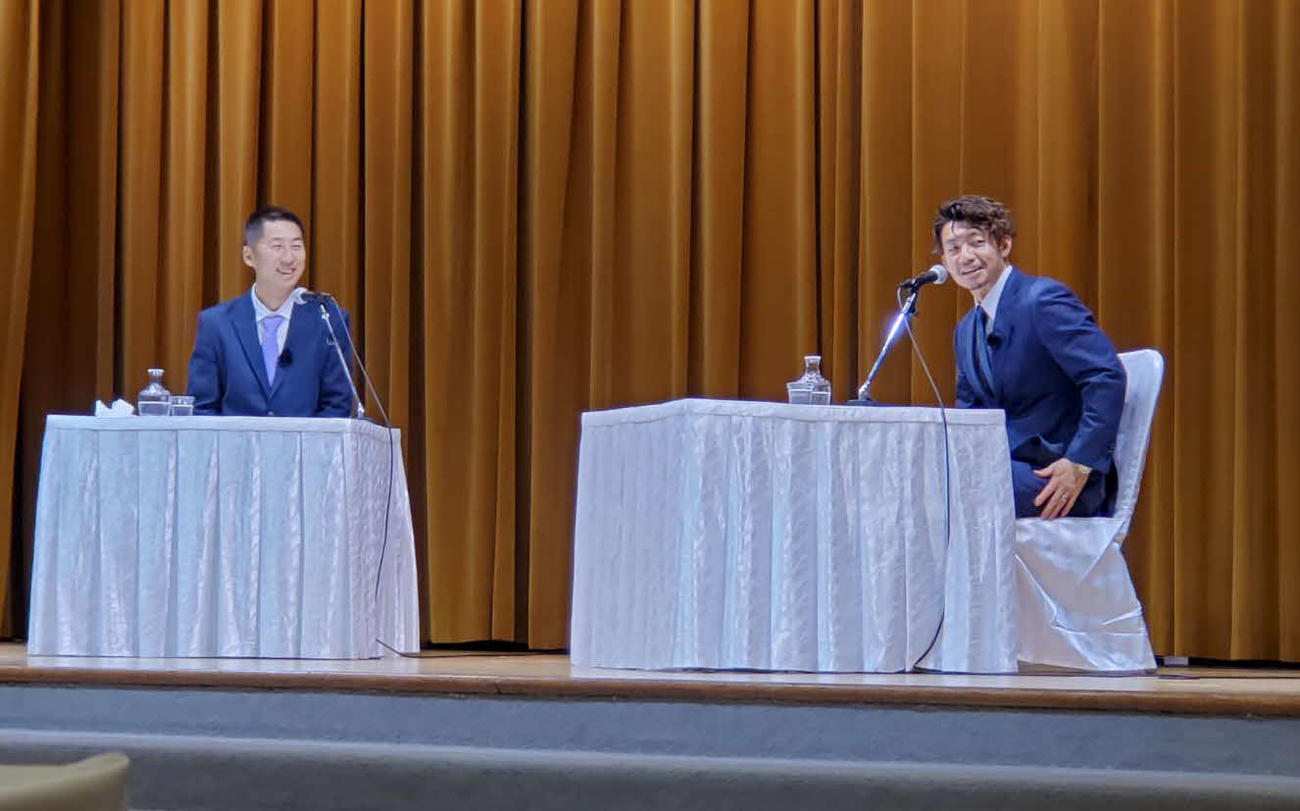 沖縄でトークショーを行った、共に阪神とロッテで活躍した今岡氏（左）と鳥谷氏