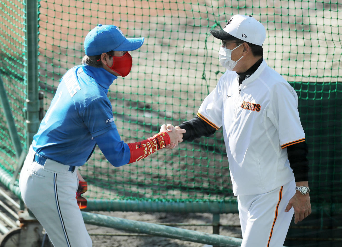 握手を交わす日本ハム新庄監督（左）と巨人原監督（撮影・河田真司）