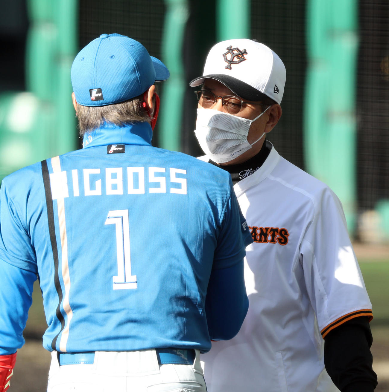 練習試合　巨人対日本ハム　試合前、新庄監督（手前）からあいさつされる原監督（撮影・狩俣裕三）