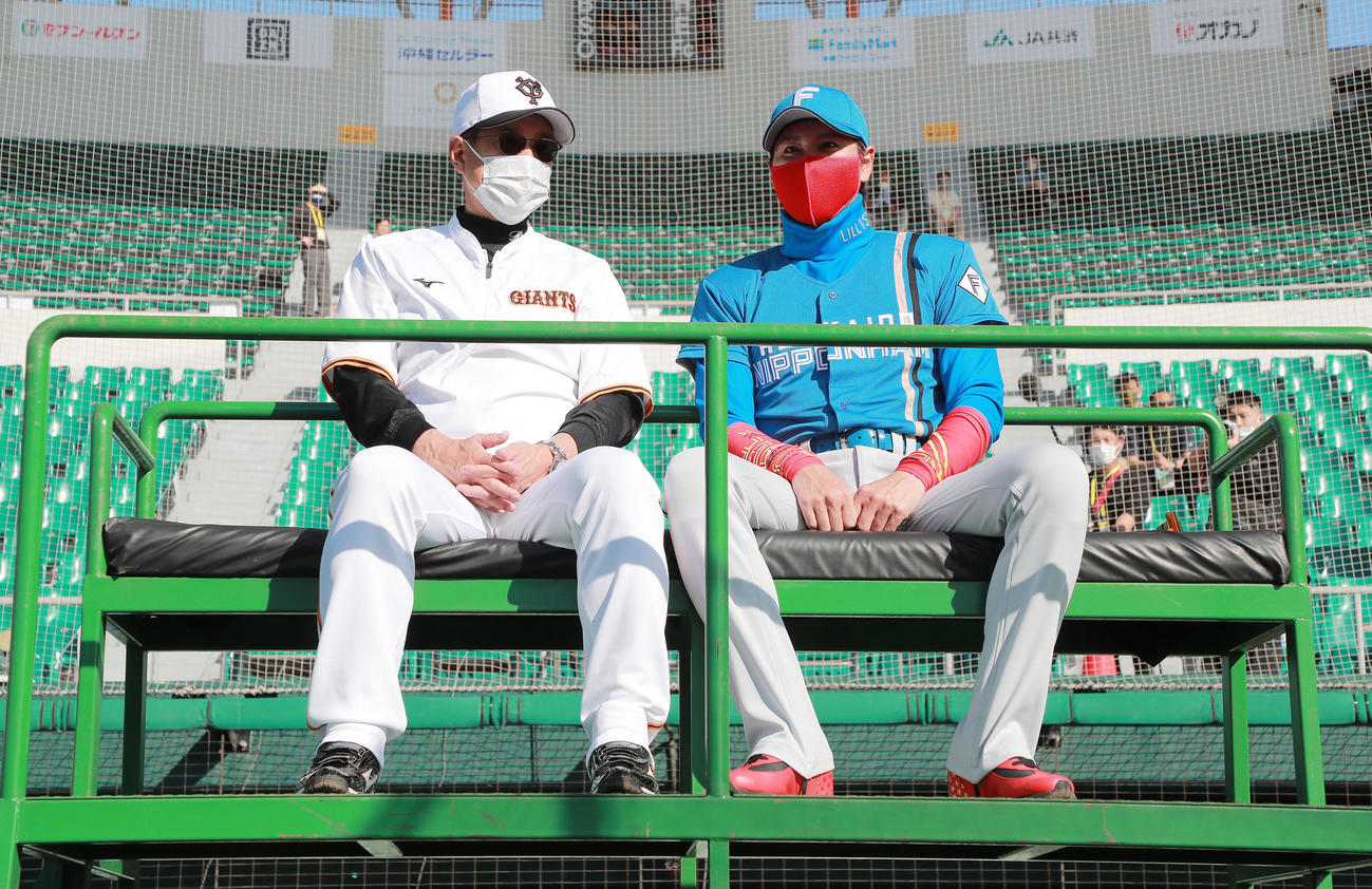 練習試合前、「原タワー」に上り談笑する日本ハム新庄監督（右）と巨人原監督（球団提供）