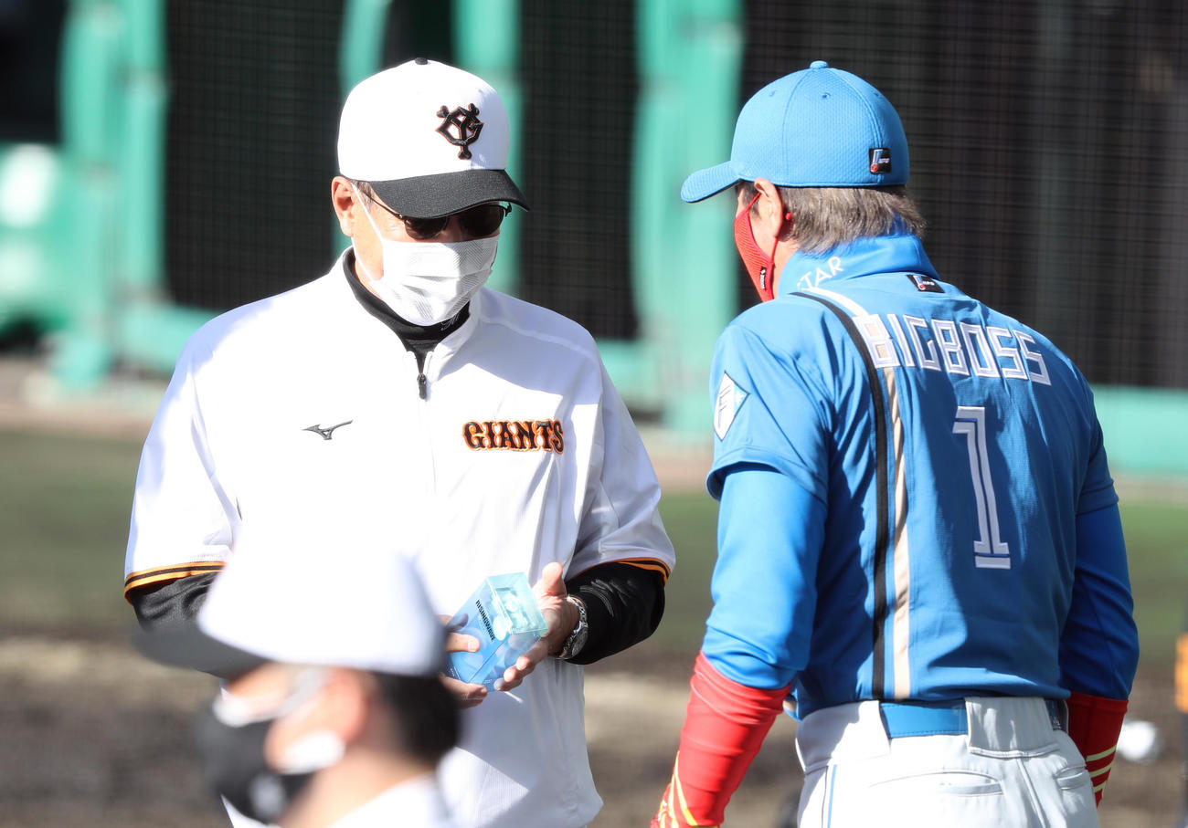 練習試合　巨人対日本ハム　試合前、新庄監督（右）からプレゼントを受け取る原監督（撮影・狩俣裕三）