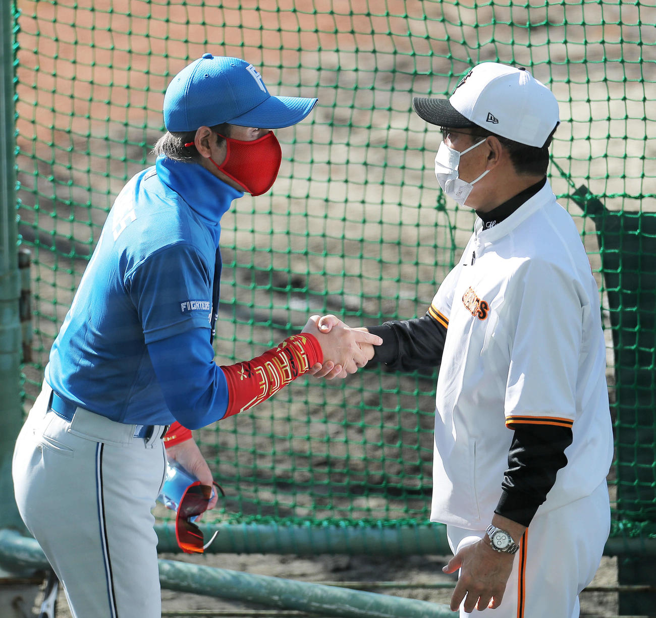 握手を交わす日本ハム新庄監督（左）と巨人原監督（撮影・河田真司）