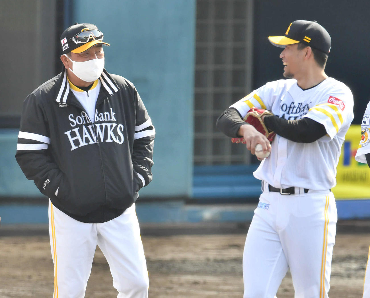 サインプレーの合間に藤本監督（左）と談笑する千賀（撮影・岩下翔太）