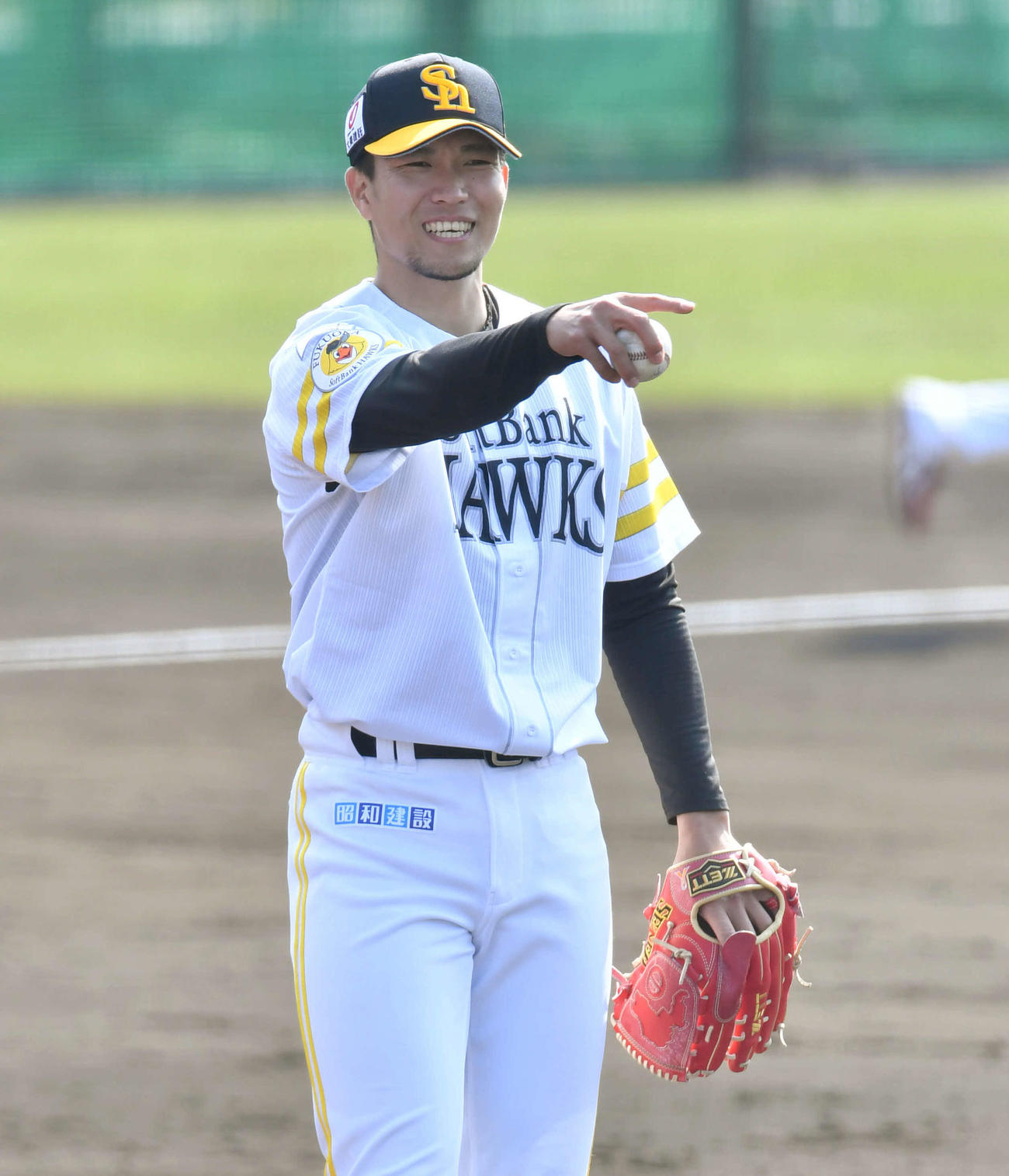 サインプレーを行う千賀（撮影・岩下翔太）
