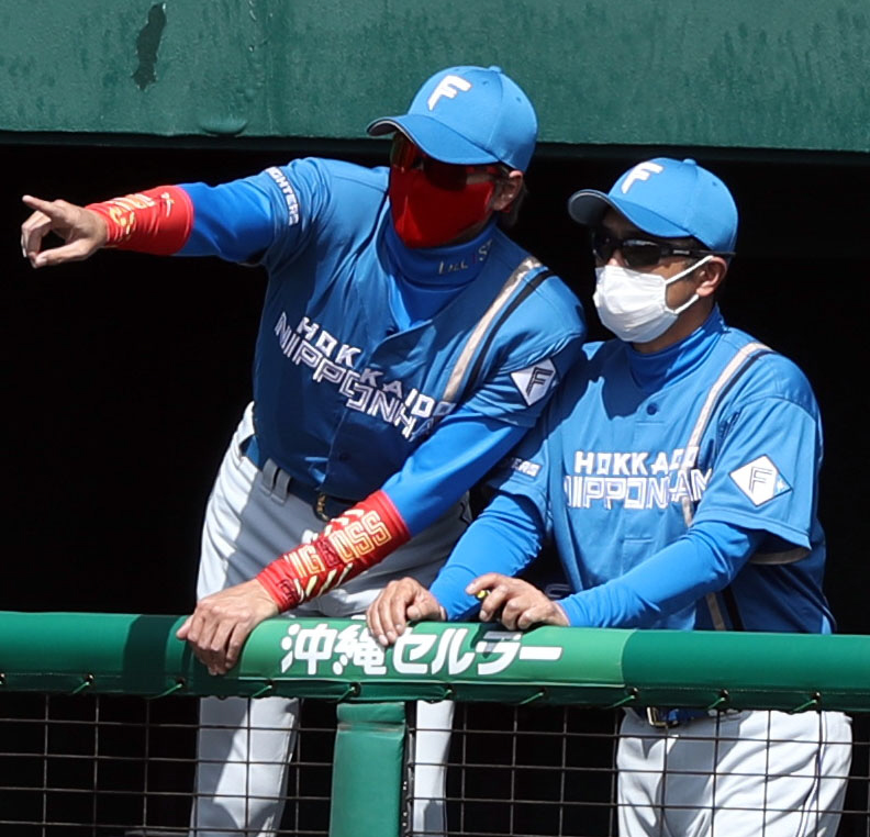 巨人対日本ハム　1回表、ベンチから指示を出す新庄監督（左）（撮影・狩俣裕三）