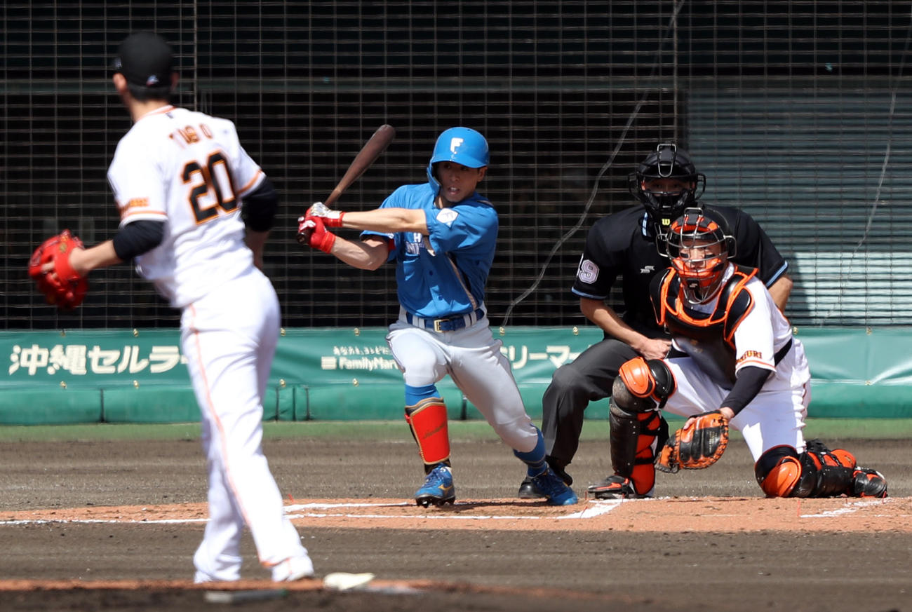 巨人対日本ハム　1回表日本ハム1死一、三塁、適時内野安打を放つ五十幡。投手戸郷（撮影・狩俣裕三）