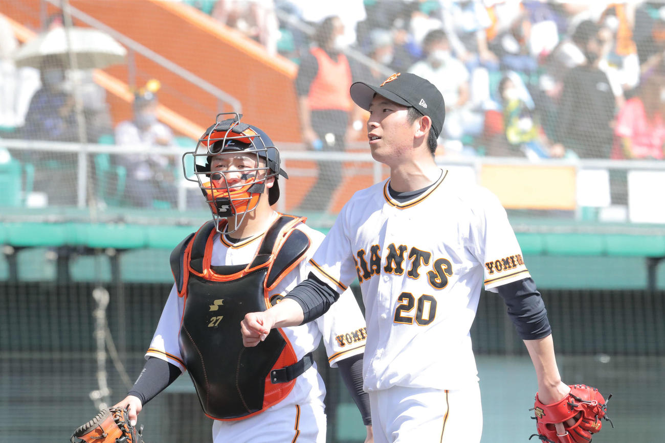 巨人対日本ハム　1回表を抑え、ベンチに戻る岸田（左）と戸郷（撮影・河田真司）