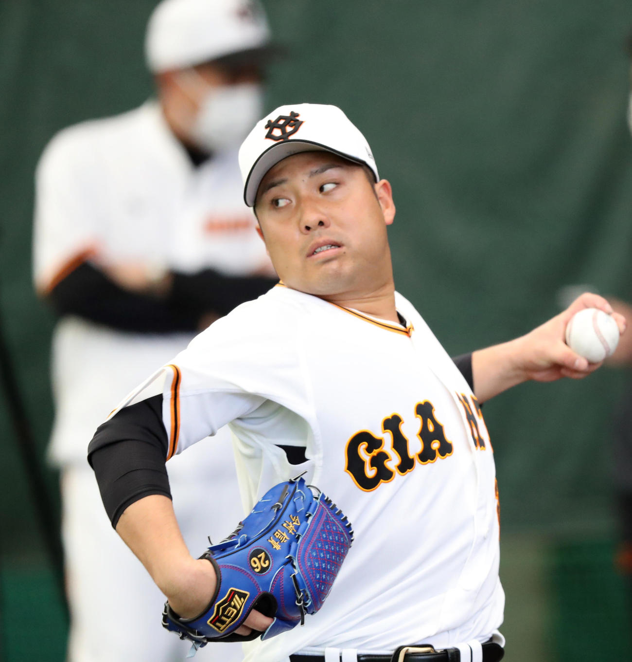 ブルペンで投げ込む今村（撮影・狩俣裕三）