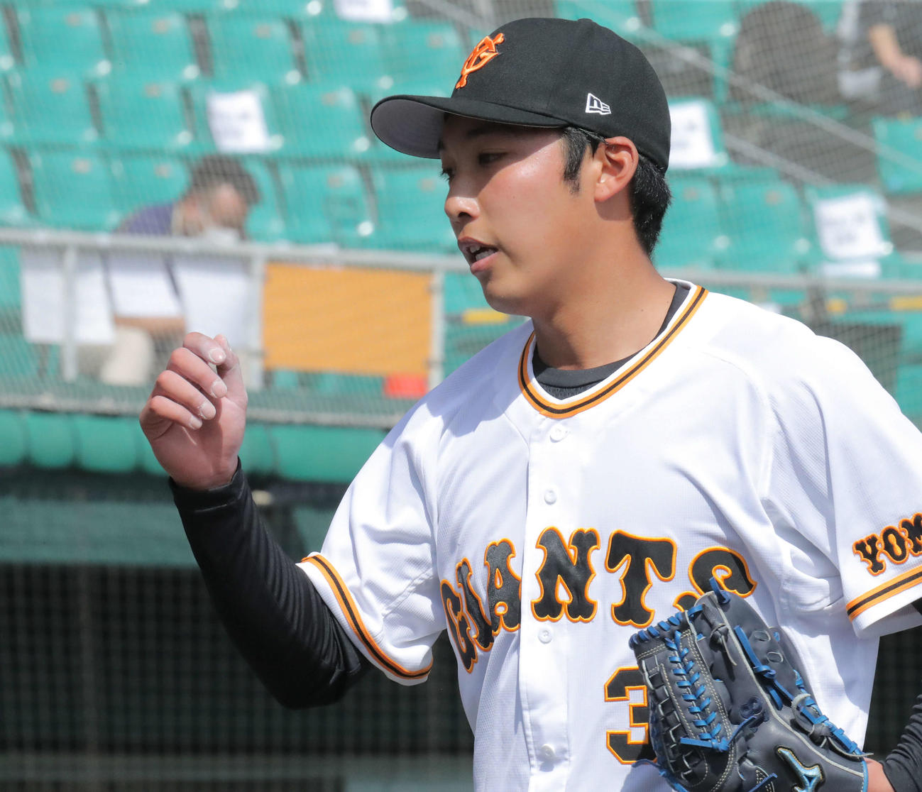 巨人対日本ハム　4回表を抑え、ベンチに戻る巨人赤星（撮影・河田真司）