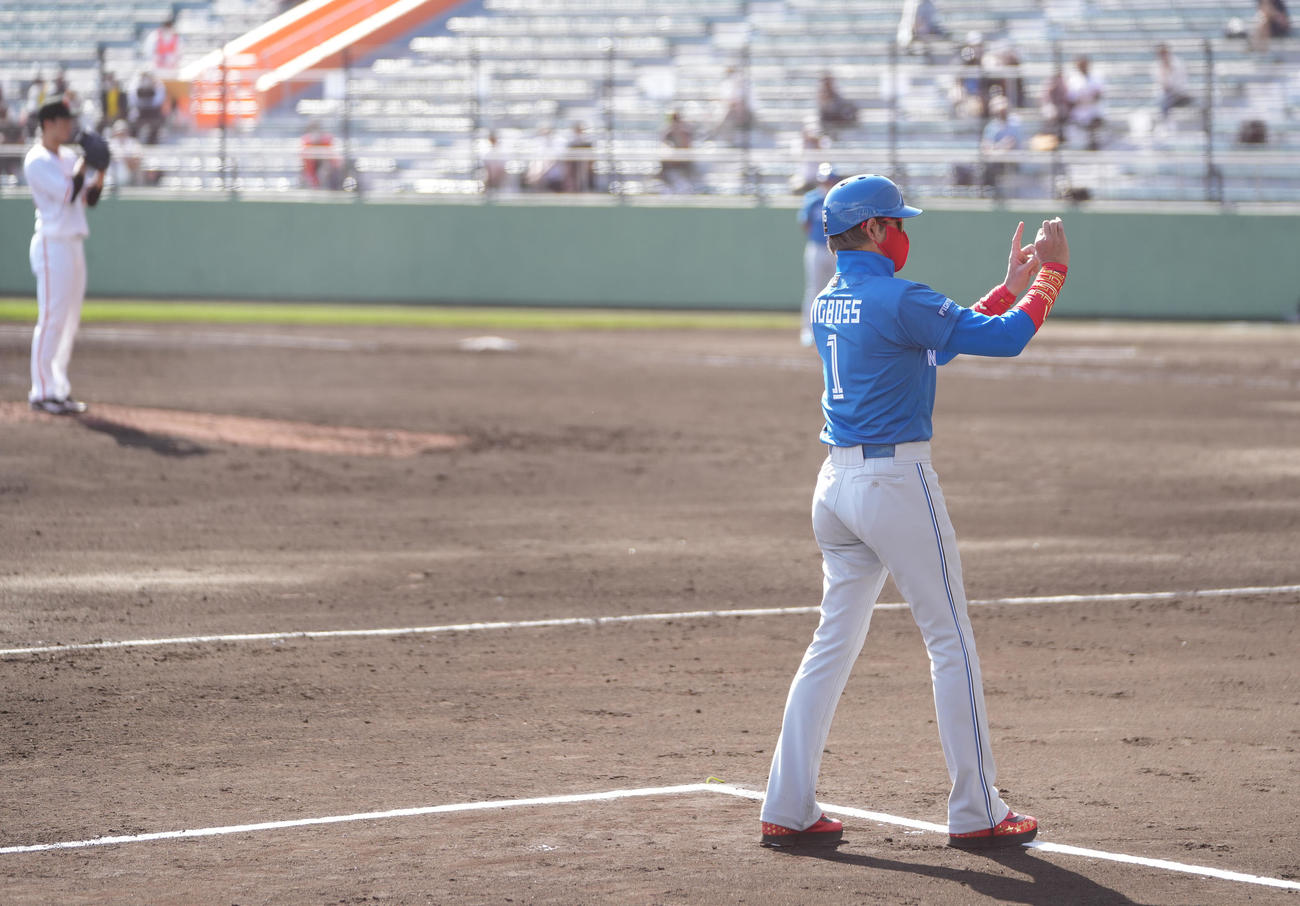巨人対日本ハム　8回表、三塁コーチを務める日本ハム新庄監督（撮影・鈴木みどり）