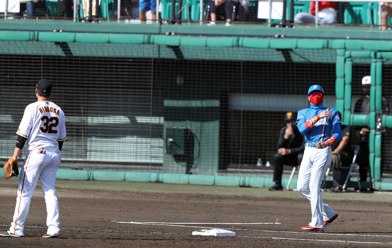 巨人対日本ハム　8回裏、三塁コーチャーと務める新庄監督（右）。左は広岡（撮影・狩俣裕三）