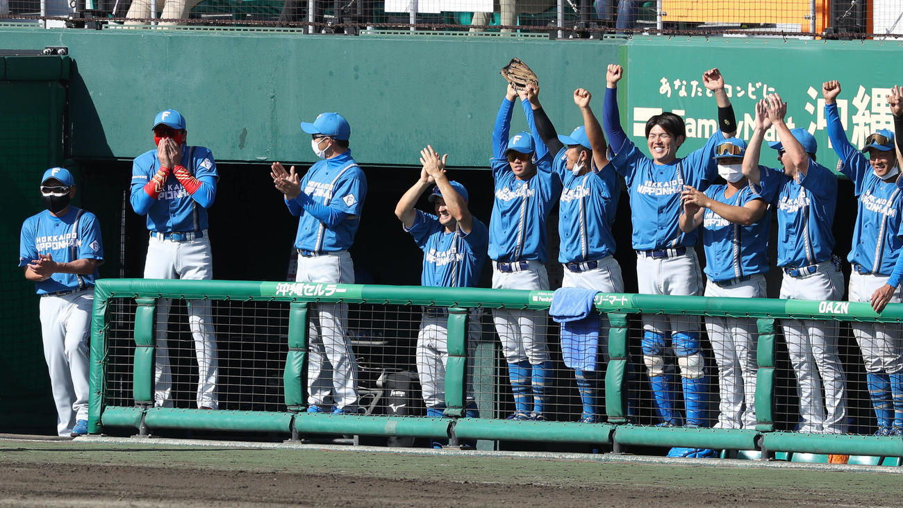 巨人対日本ハム　9回表日本ハム1死一、二塁、水野が2点適時二塁打を放ちち、両手で口に手を当て喜ぶ新庄監督（左から2人目）と日本ハムの選手たち（撮影・狩俣裕三）