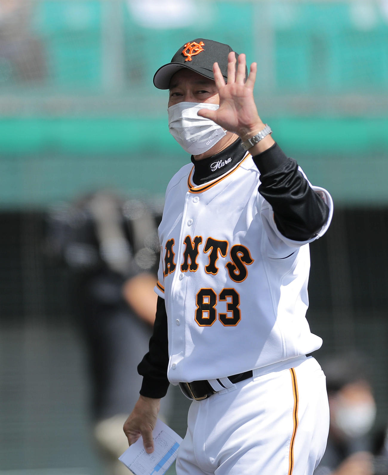巨人対日本ハム　メンバー表交換を終え、ファンの拍手に応える巨人原監督（撮影・河田真司）