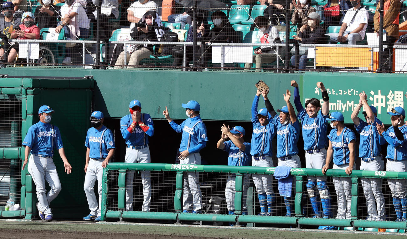 巨人対日本ハム　9回表日本ハム1死一、二塁、水野が2点適時二塁打を放ちち、両手で口に手を当て喜ぶ新庄監督（左から3人目）と日本ハムの選手たち（撮影・狩俣裕三）