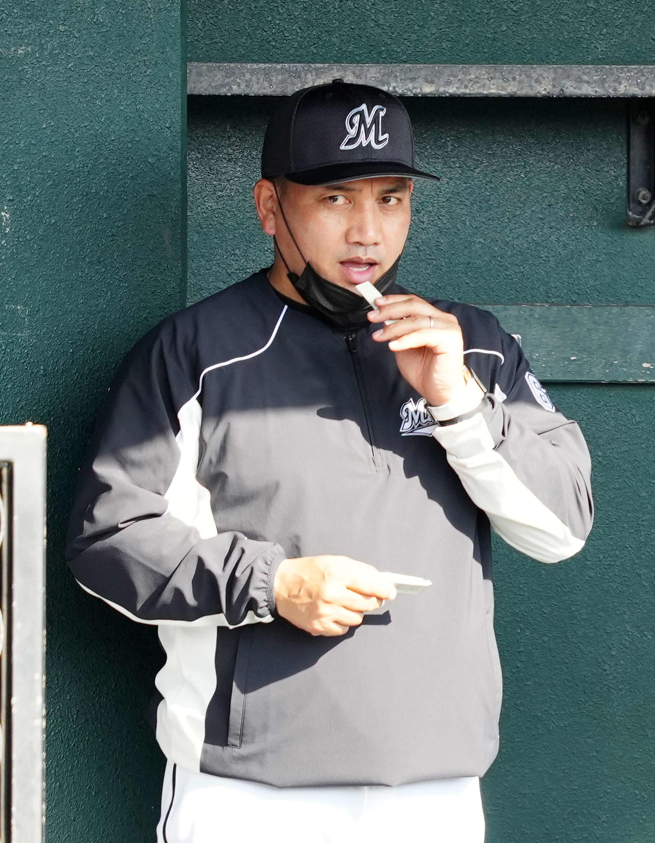 楽天対ロッテ　9回表開始前、ベンチでガムをかむロッテ井口監督（撮影・江口和貴）